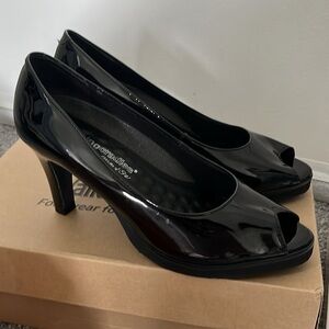 Women’s brand new never used peep toe heels walking cradle brand black size 8.5